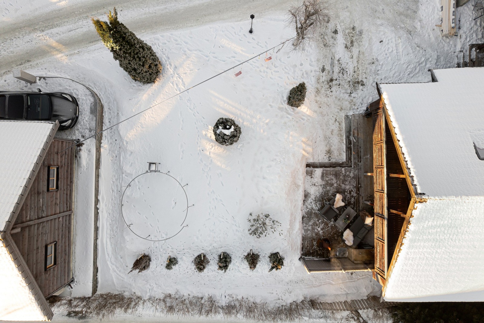 Stor og bruksvennlig tomt på ca. 760 kvm med rolig beliggenhet i enden av veien. Galleribilde