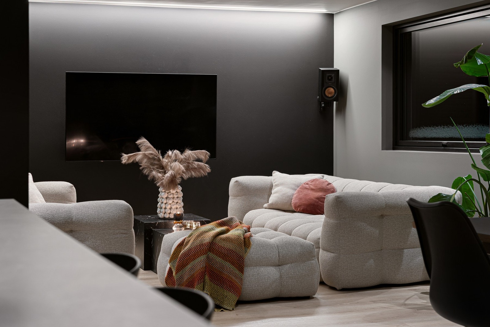 Boligens hovedstue i tilknytning til kjøkken og spisestue. Galleribilde