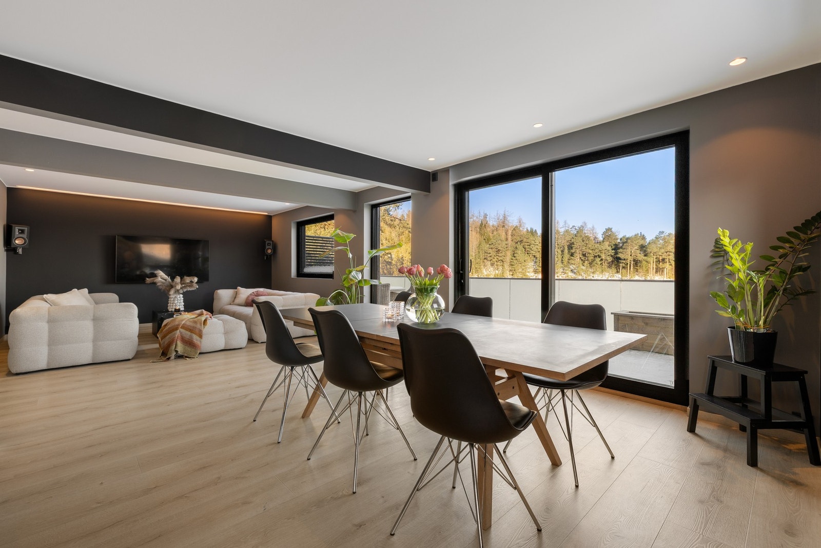 Stuen har store vindusflater og mye naturlig lysinnslipp. Galleribilde