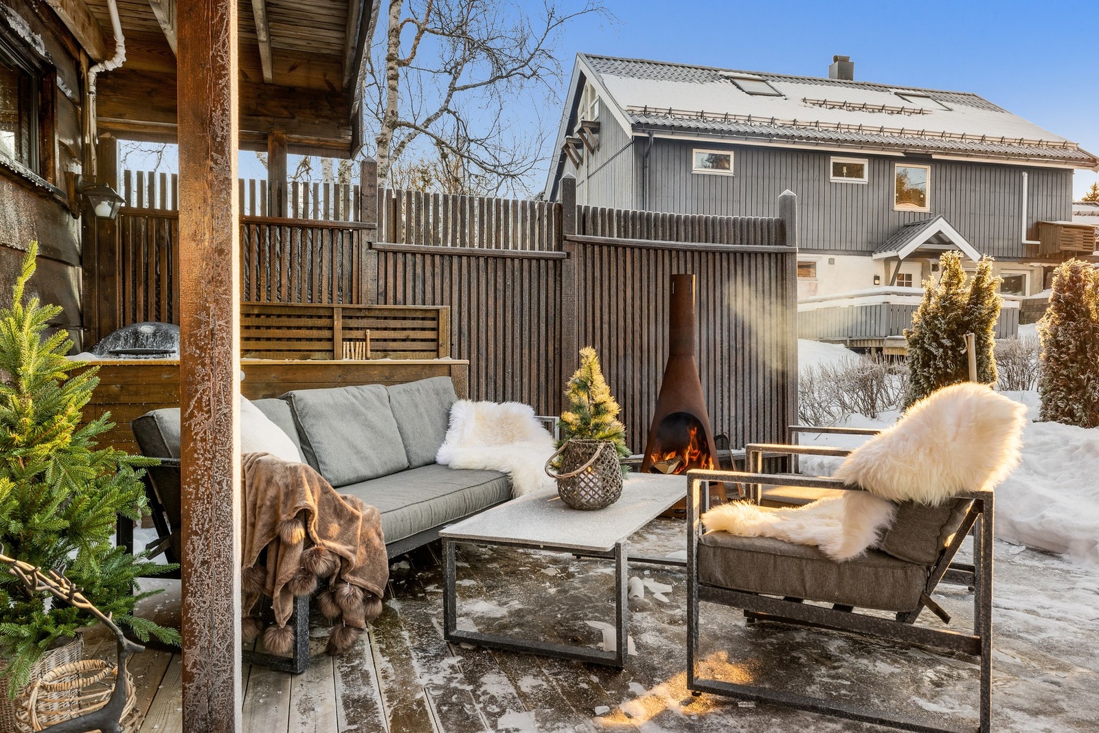 Koselig uteplass ved inngangspartiet. Galleribilde