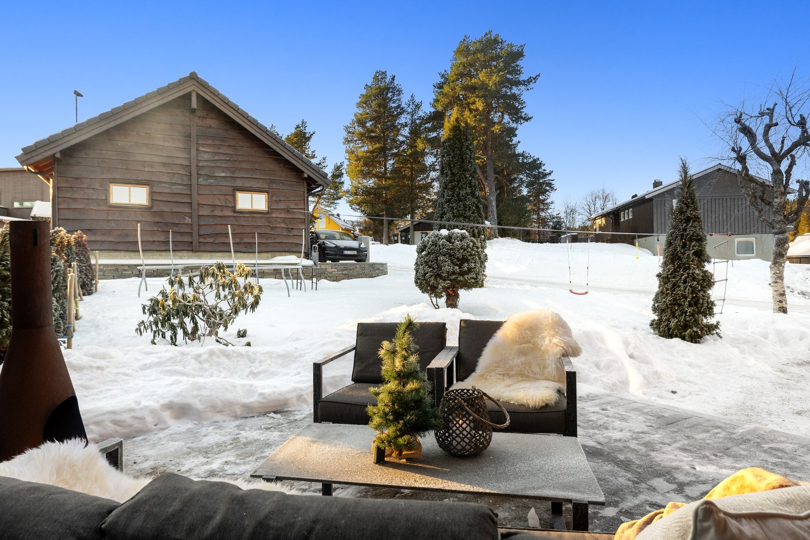 Koselig uteplass ved inngangspartiet. Galleribilde