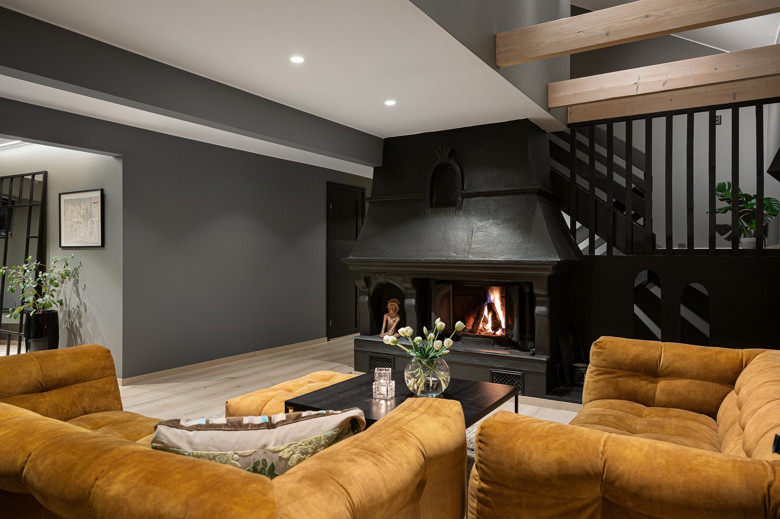 Originale bjelker i taket tilfører rommet særpreg og karakter, og den åpne løsningen mot 2. etasje gir en luftig romfølelse. Galleribilde