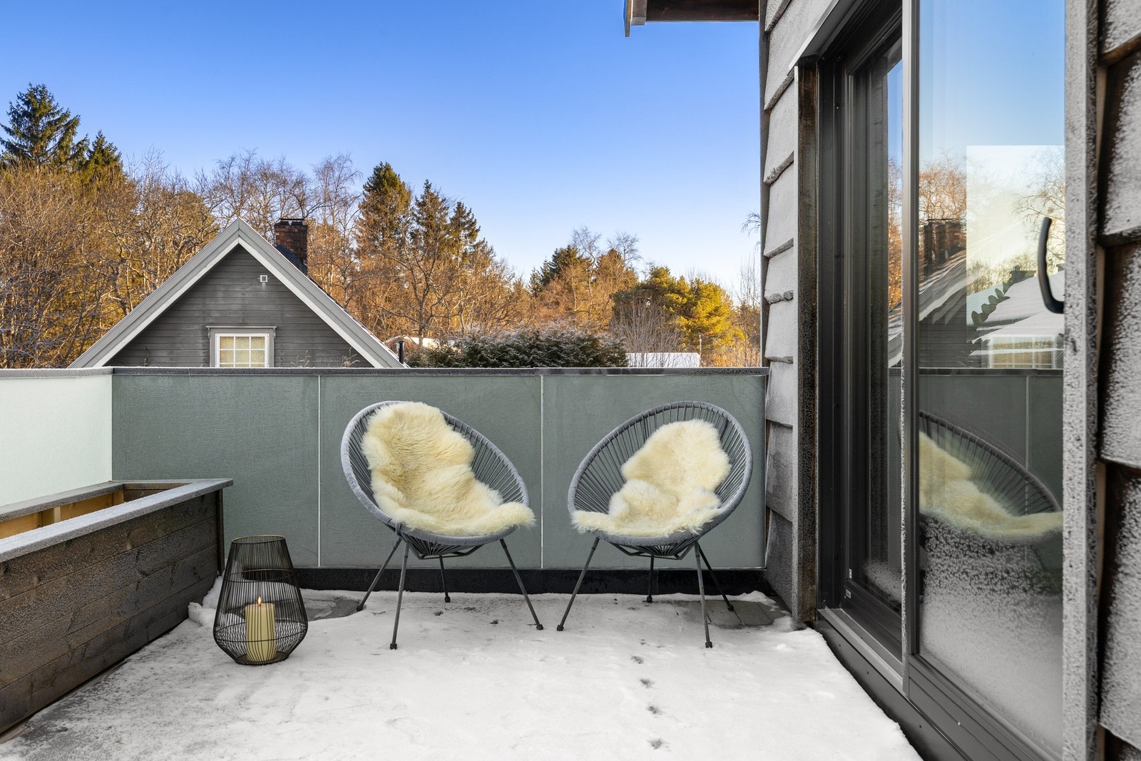 Det er god plass til både loungegruppe, spisegruppe og grill. Galleribilde