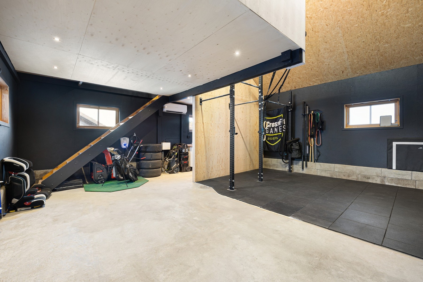 I 2025 ble det satt opp en skillevegg i garasjen, og rommet ble innredet som et crossfit-treningsrom. Det er også montert varmepumpe og god lagringsplass for utstyr på hemsen. Galleribilde