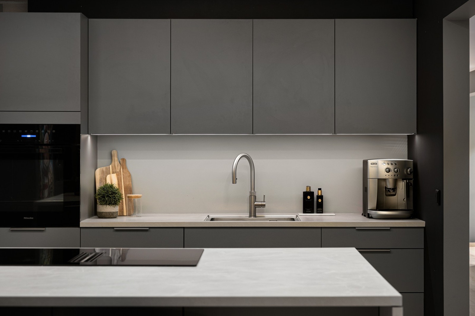 Kjøkkenet er utstyrt med stekeovn i praktisk høyde, platetopp med integrert avtrekksvifte og Quooker-blandebatteri som gir kokende vann direkte fra kranen. Galleribilde