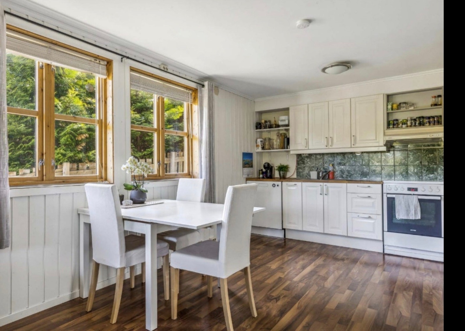 Bad i utleiedelen er nylig oppusset med malte flater og nytt linoleumsgulv. Det er også satt inn nye vinduer i 2025. Galleribilde