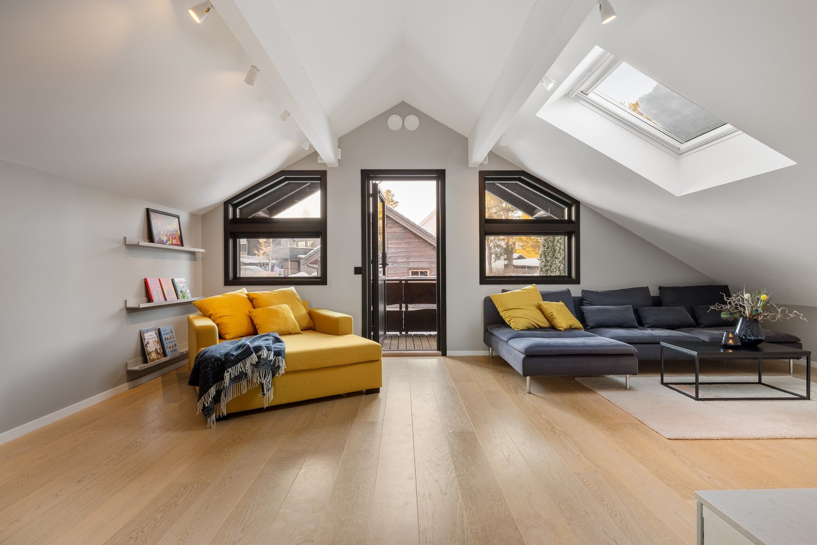 Oppe i boligens 2. etasje er det en luftig og hyggelig stue med skråtak. Galleribilde