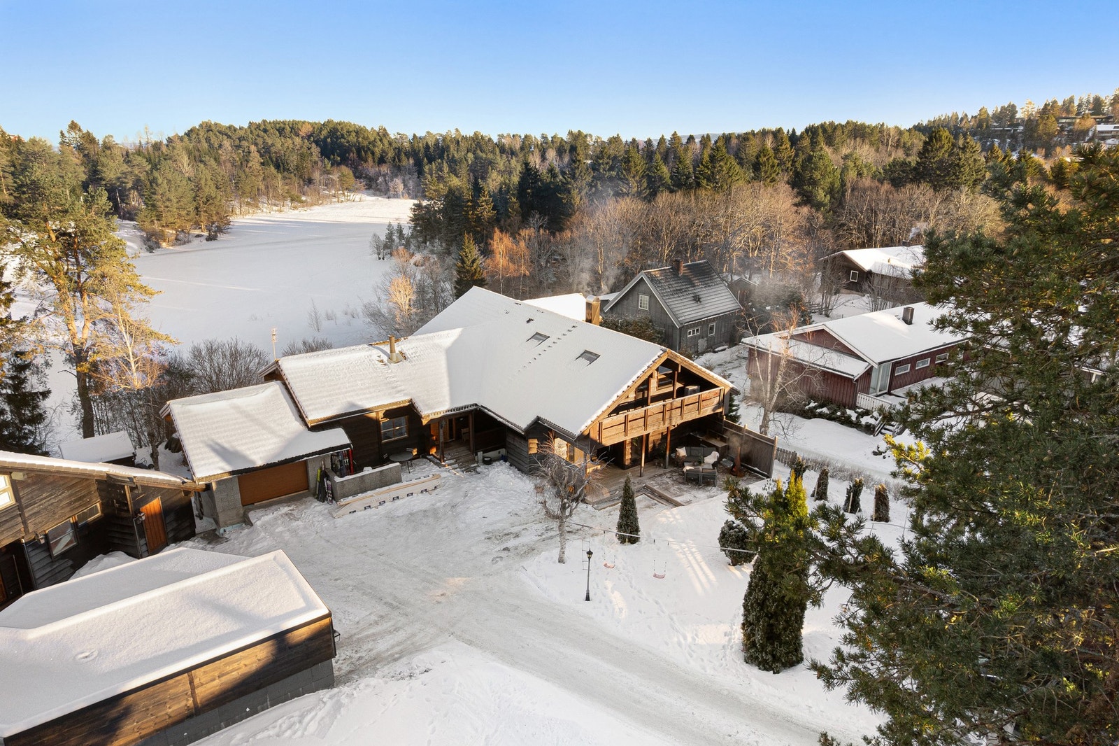 En stor og innholdsrik familiebolig med en enestående, naturnær beliggenhet - midt i Bymarka og med Kyvannet som nærmeste nabo. Galleribilde