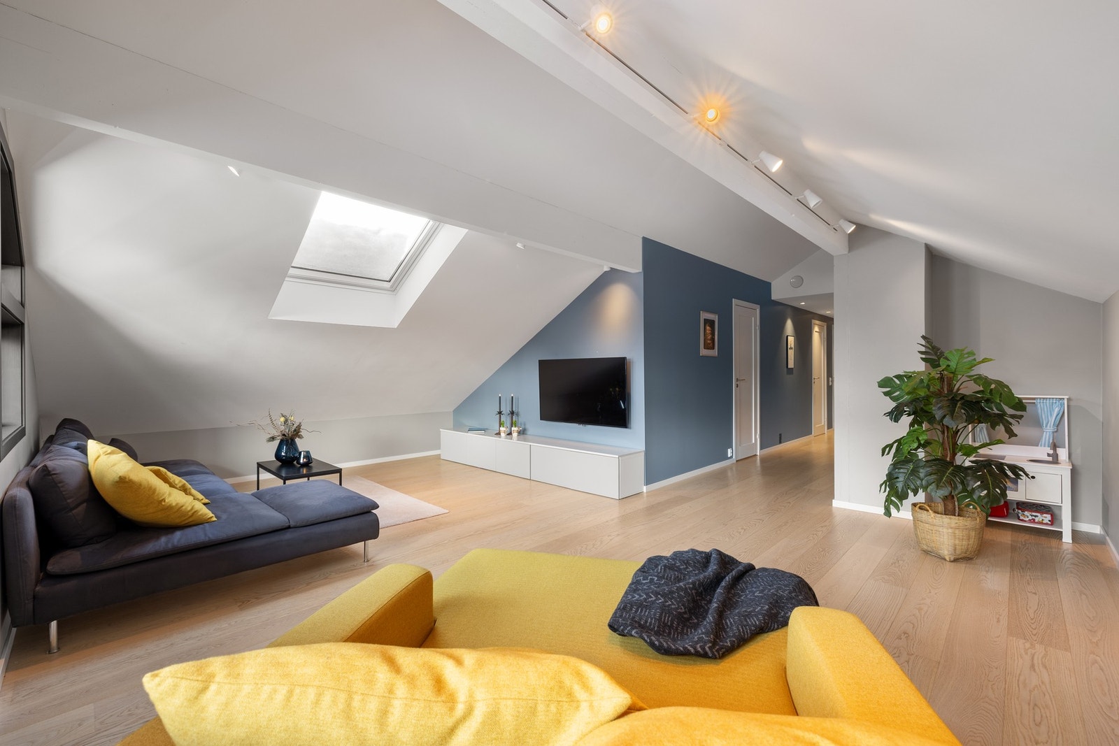 Rommet er svært allsidig og kan fungere både som loftstue, lekerom eller ungdomsavdeling etter behov Galleribilde