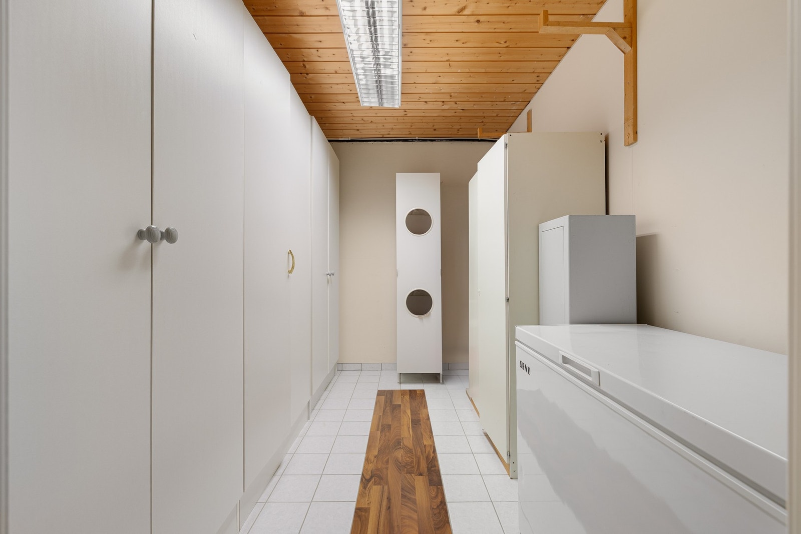 Boligen har svært god innvendig lagringsplass i flere boder. Galleribilde