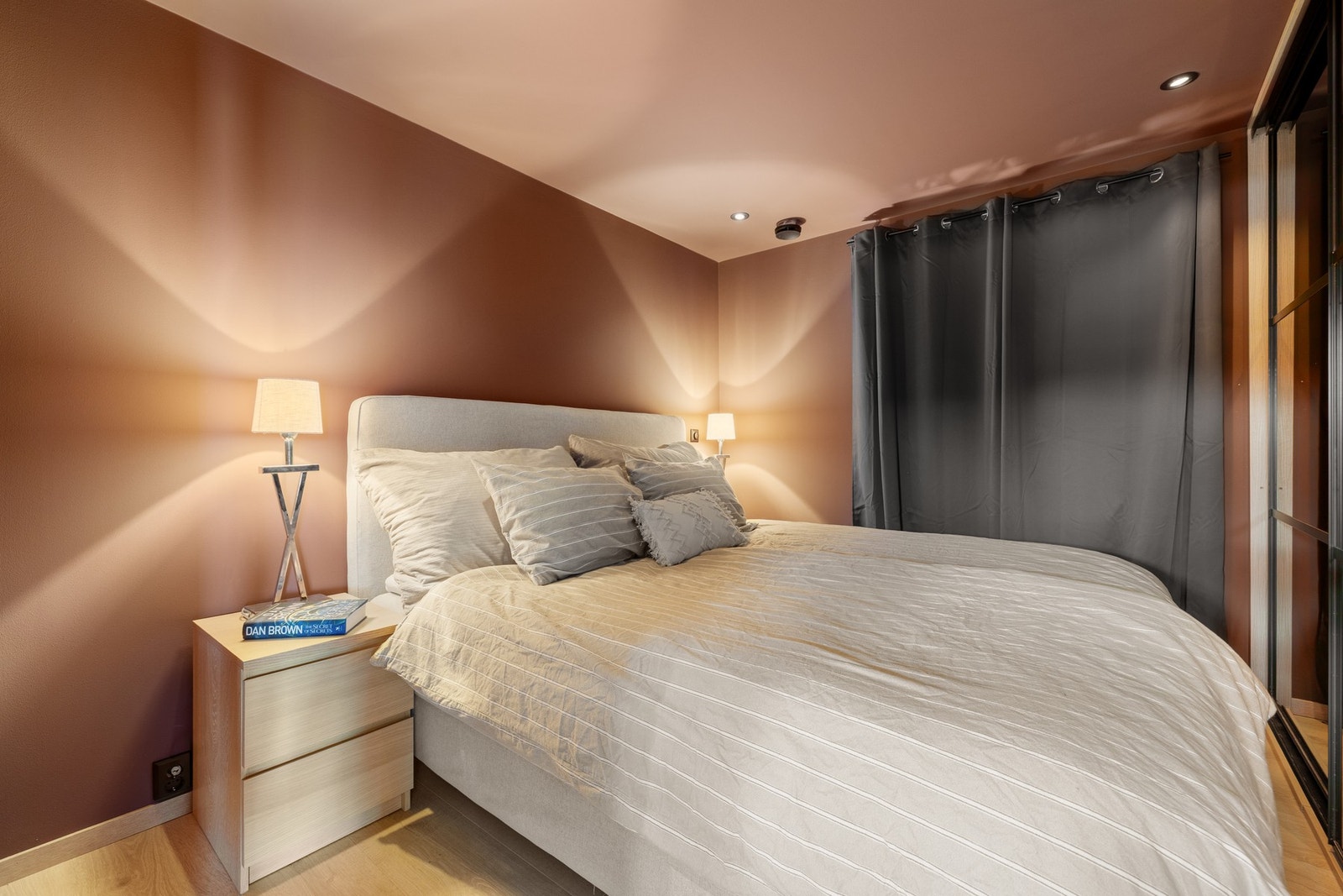 Soverom i 1. etasje på 10 kvm med skyvedørsgarderobe. Galleribilde