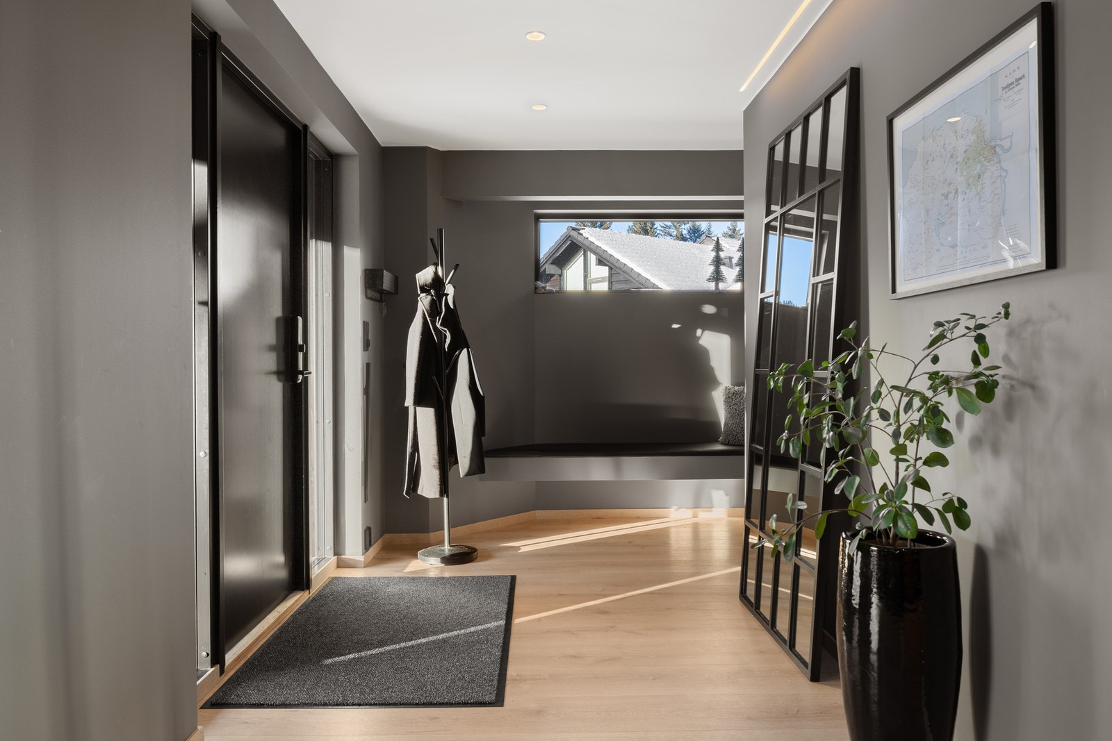 Boligen har en romslig og innbydende entré med integrert benk i kartnappet. Galleribilde
