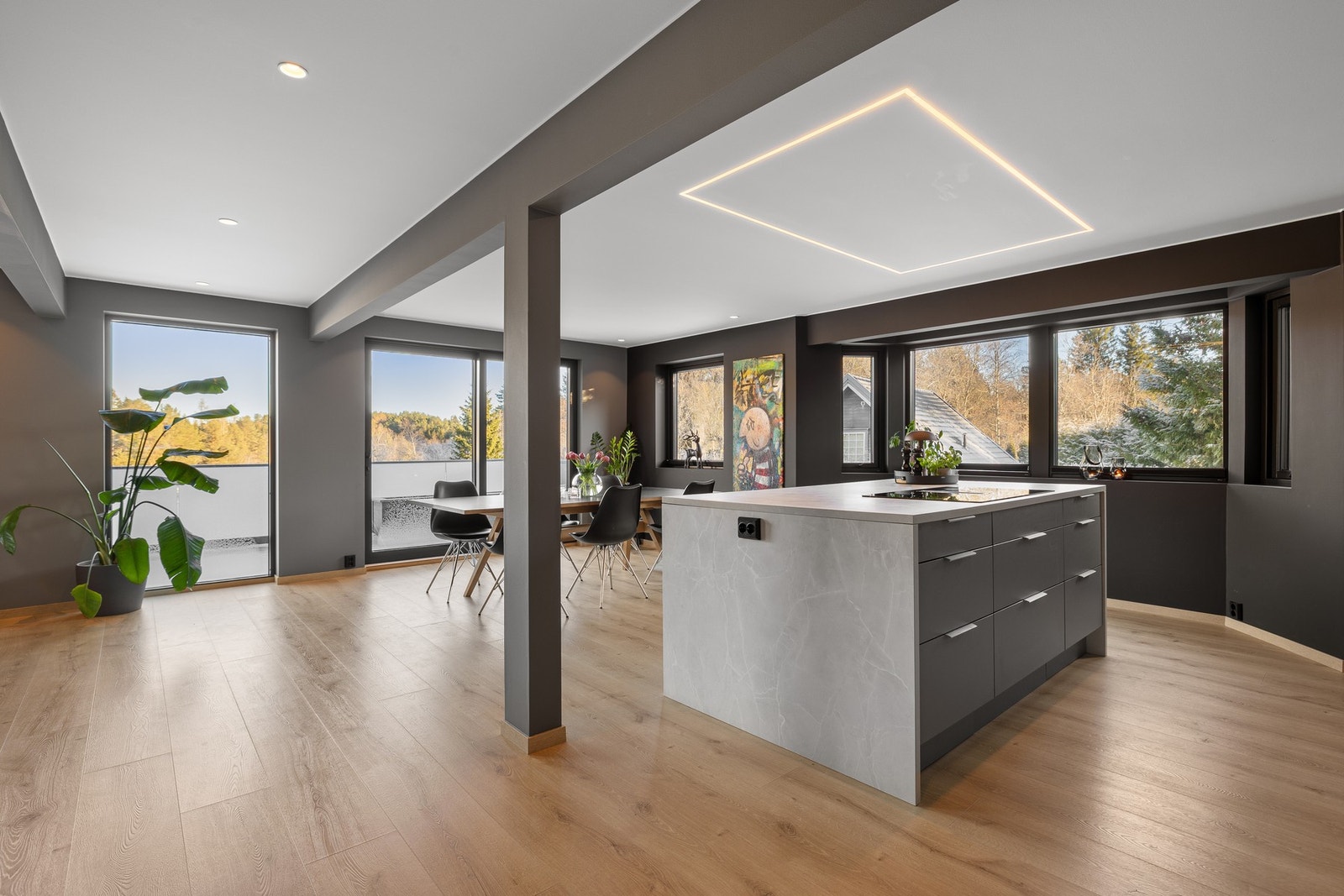 Kjøkkenet, spisestuen og stuen har et samlet areal på hele 49 kvm. Galleribilde