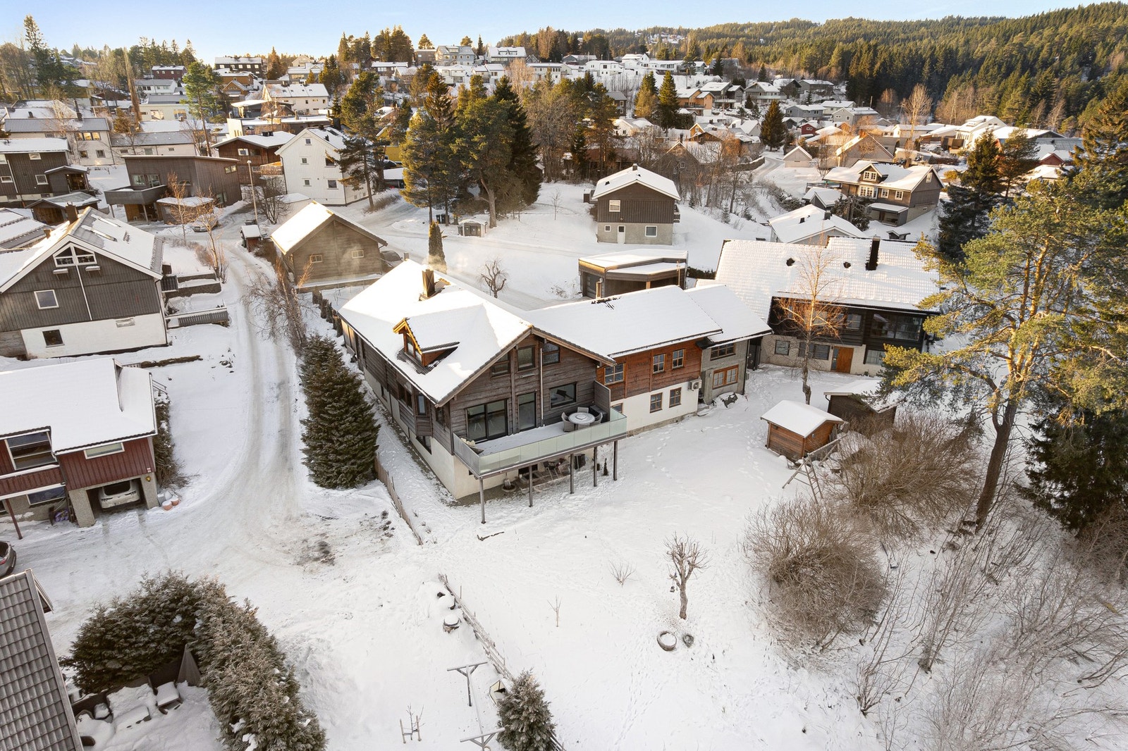 Her bor du i et veletablert og barnevennlig nabolag i kanten av Bymarka, med nærhet til lekeplass, barnehage, treningssenter og trikkeholdeplass. Trikken bruker ca. 15 min til sentrum. Galleribilde