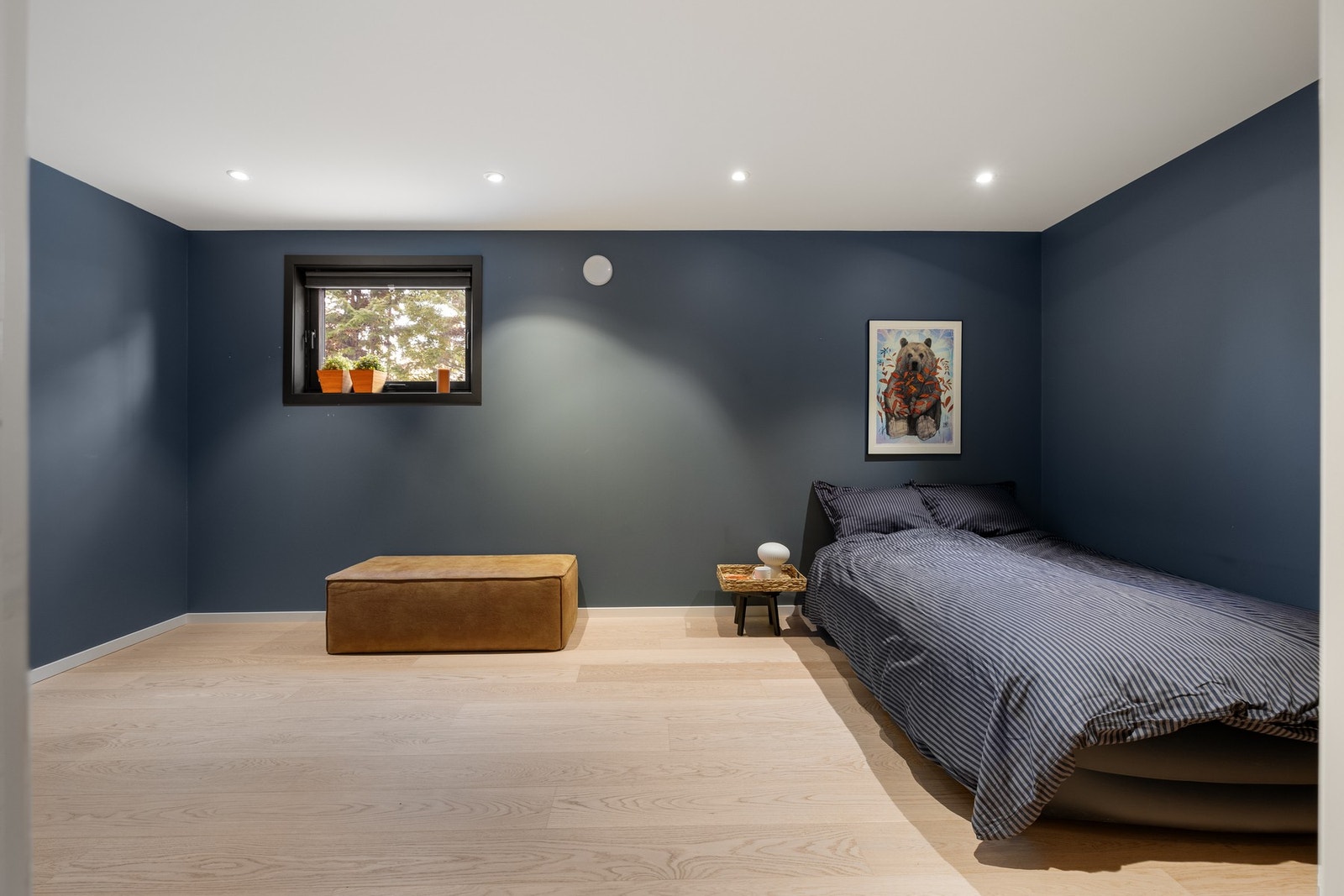 Rom på 16 kvm er i dag innredet som gjesterom. Rommet er ikke omsøkt og godkjent som soverom. Galleribilde