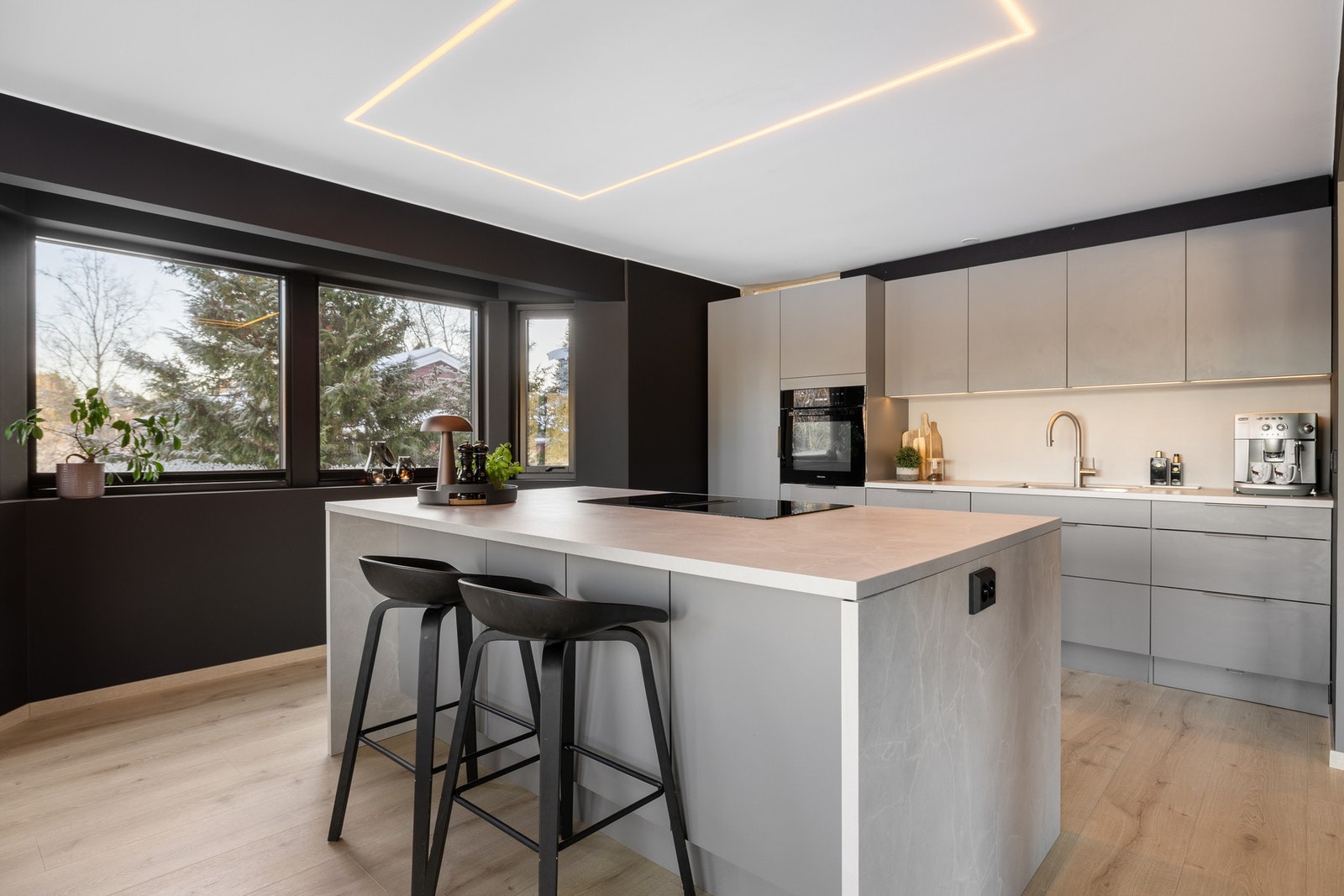 Hyggelig sitteplass ved kjøkkenøya med plass til barstoler. Galleribilde