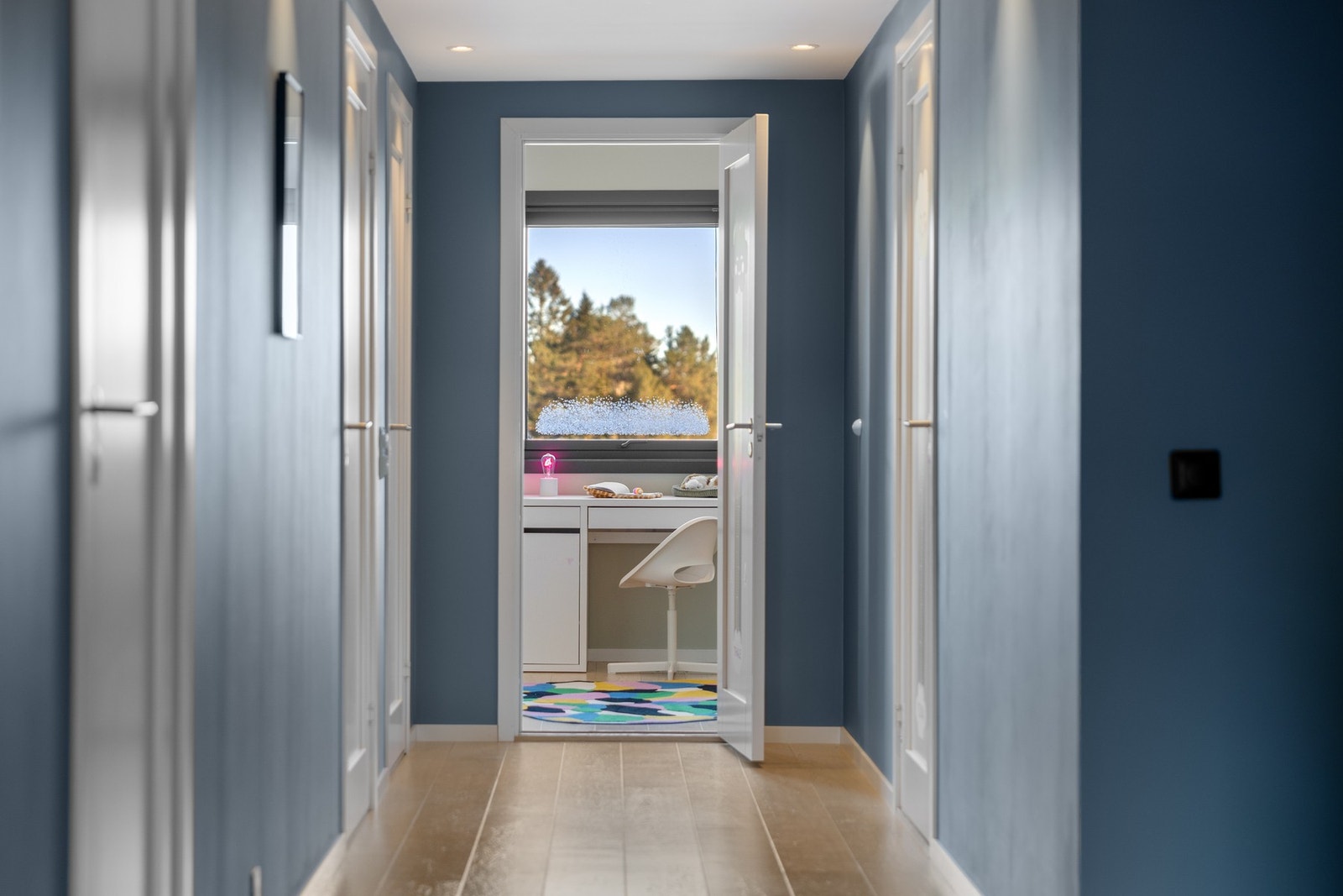 Mellomgang med tilgang på soverom, toalettrom og bod. Galleribilde