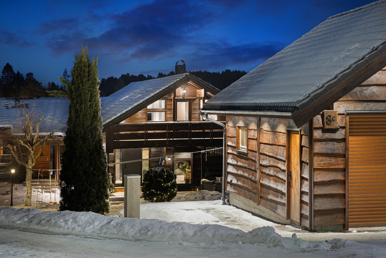 Parkering i en stor og oppvarmet dobbeltgarasje med treningsrom og hems. Galleribilde