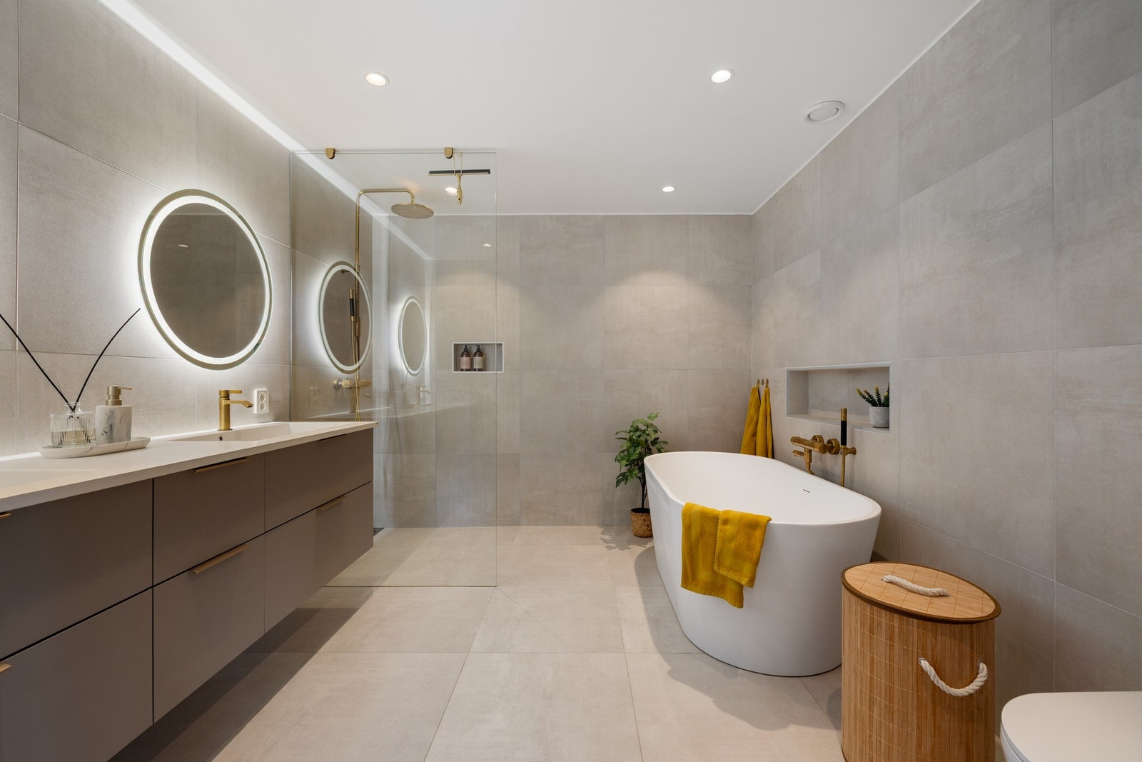 Svært delikat hovedbad med 60x60 flis, lune varmekabler i gulvet og dimmbare spotter i taket. Galleribilde