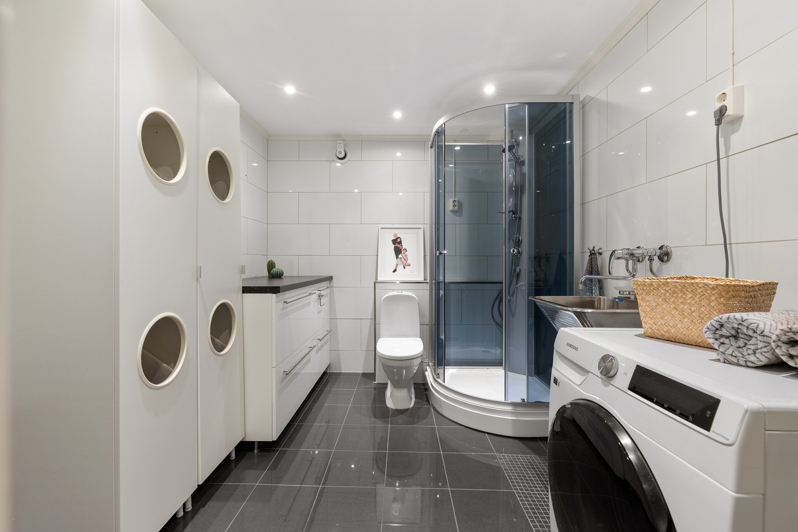 Pent, flislagt bad/vaskerom i underetasjen. God benkeplass, utslagsvask og opplegg for vaskemaskin. Galleribilde