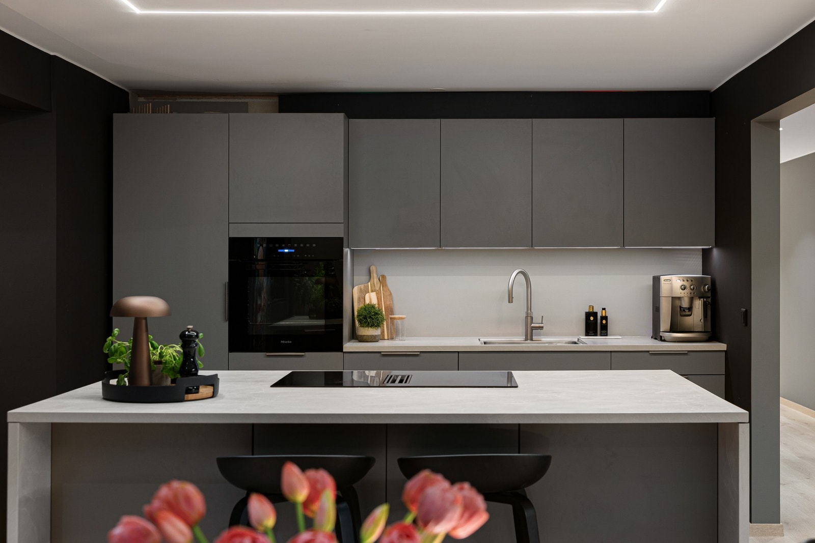 Kjøkkenet er funksjonelt utformet og har et minimalistisk uttrykk, komplettert med integrerte kvalitetshvitevarer. Galleribilde