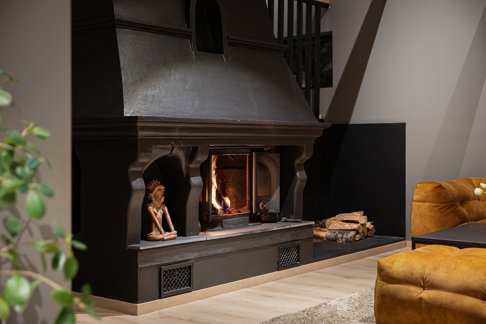 Den store peisen skaper lun stemning og sørger for god varme som sprer seg gjennom både første og andre etasje. Galleribilde