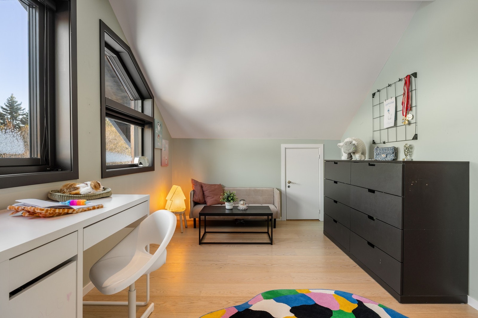 Rommet har flere innredningsmuligheter og fin utsikt ut mot Kyvannet. Galleribilde