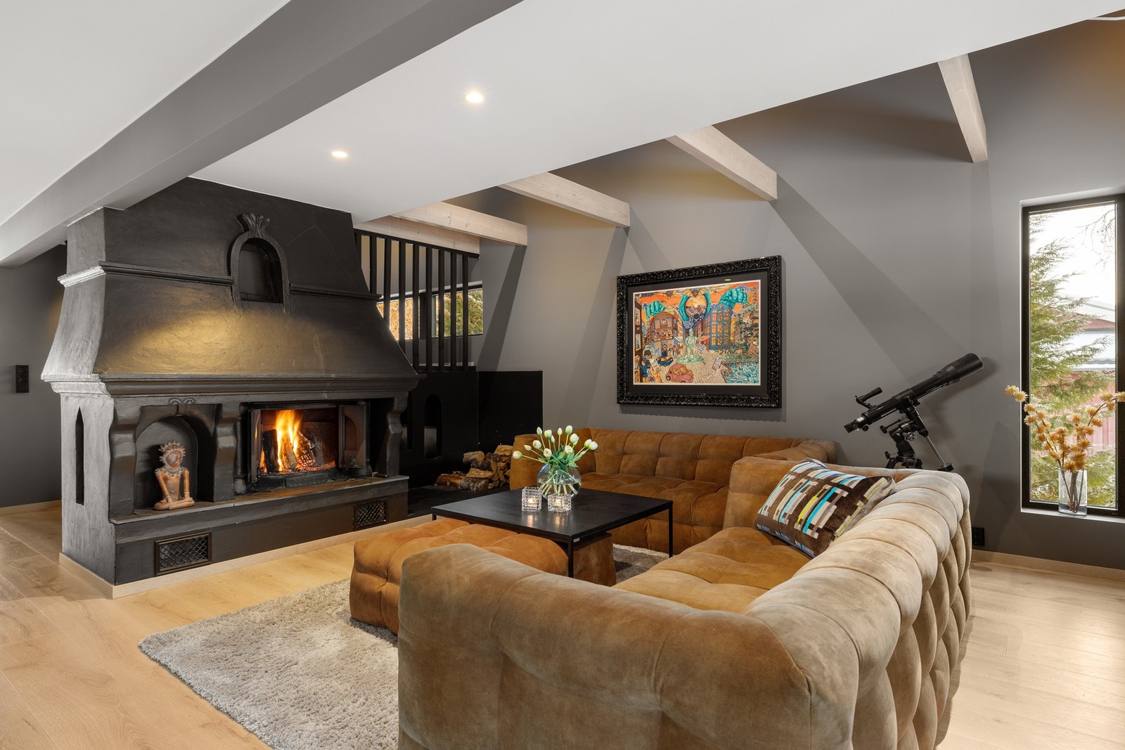 Peisestuen er 36 kvm med god plass til ulike møbleringsløsninger. Galleribilde