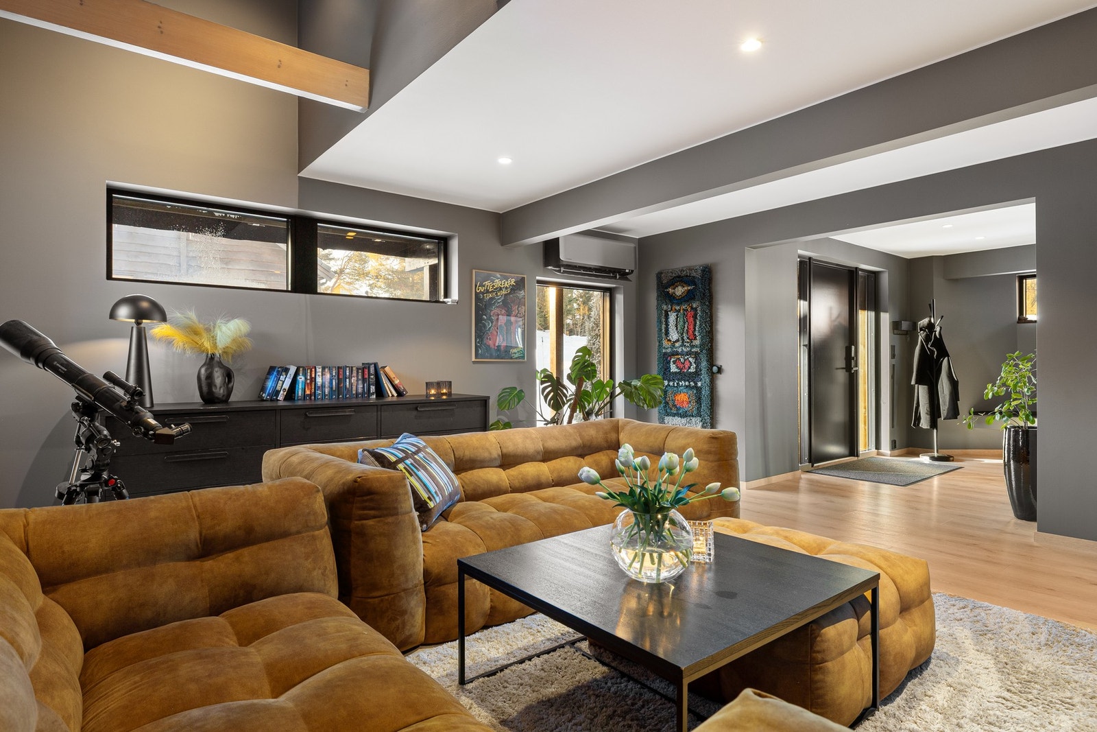 Varmepumpen er montert i peisestue/entré. Galleribilde