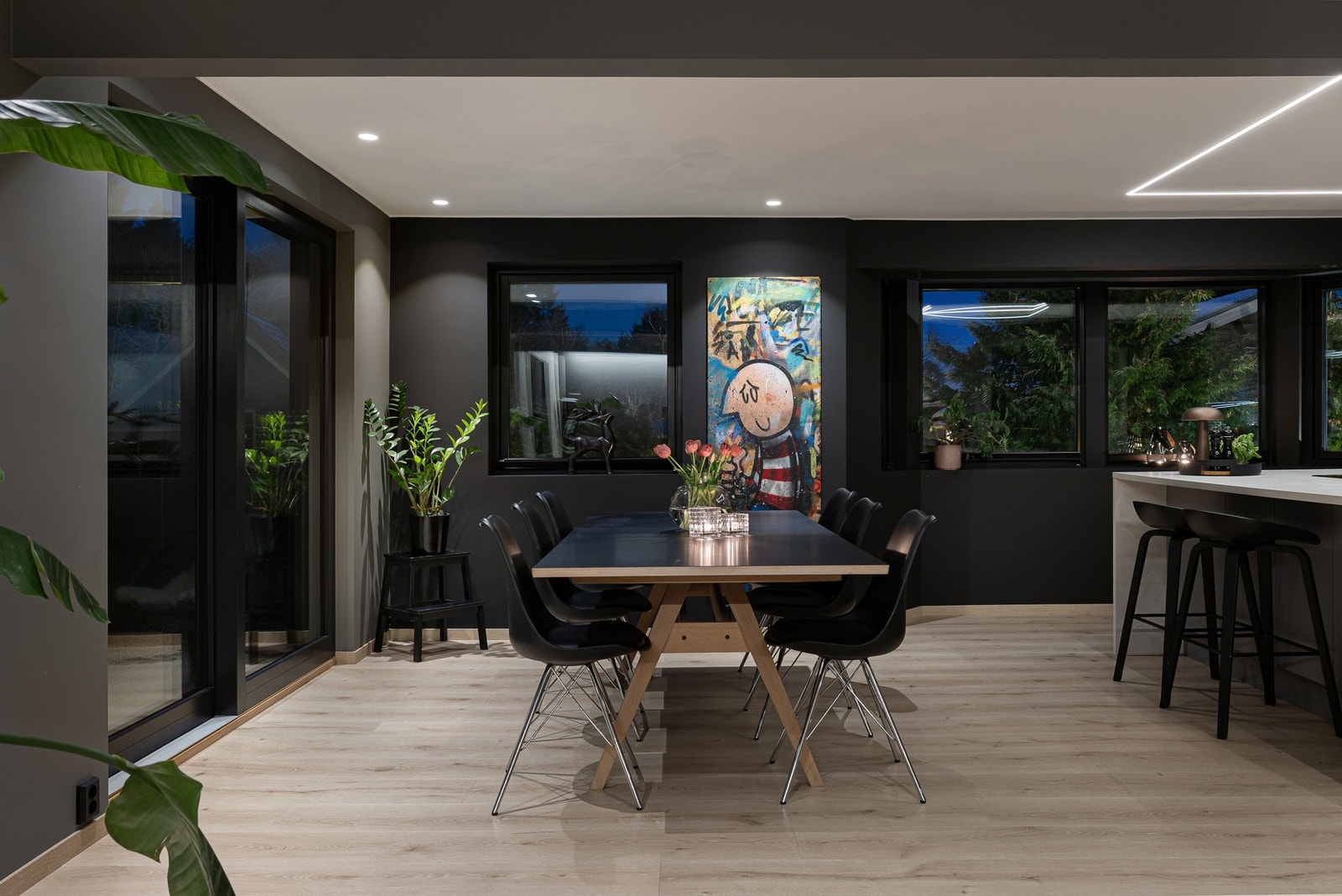 Spisestuen rommer et stort spisebord med plass til både storfamilien og flere gjester. Galleribilde