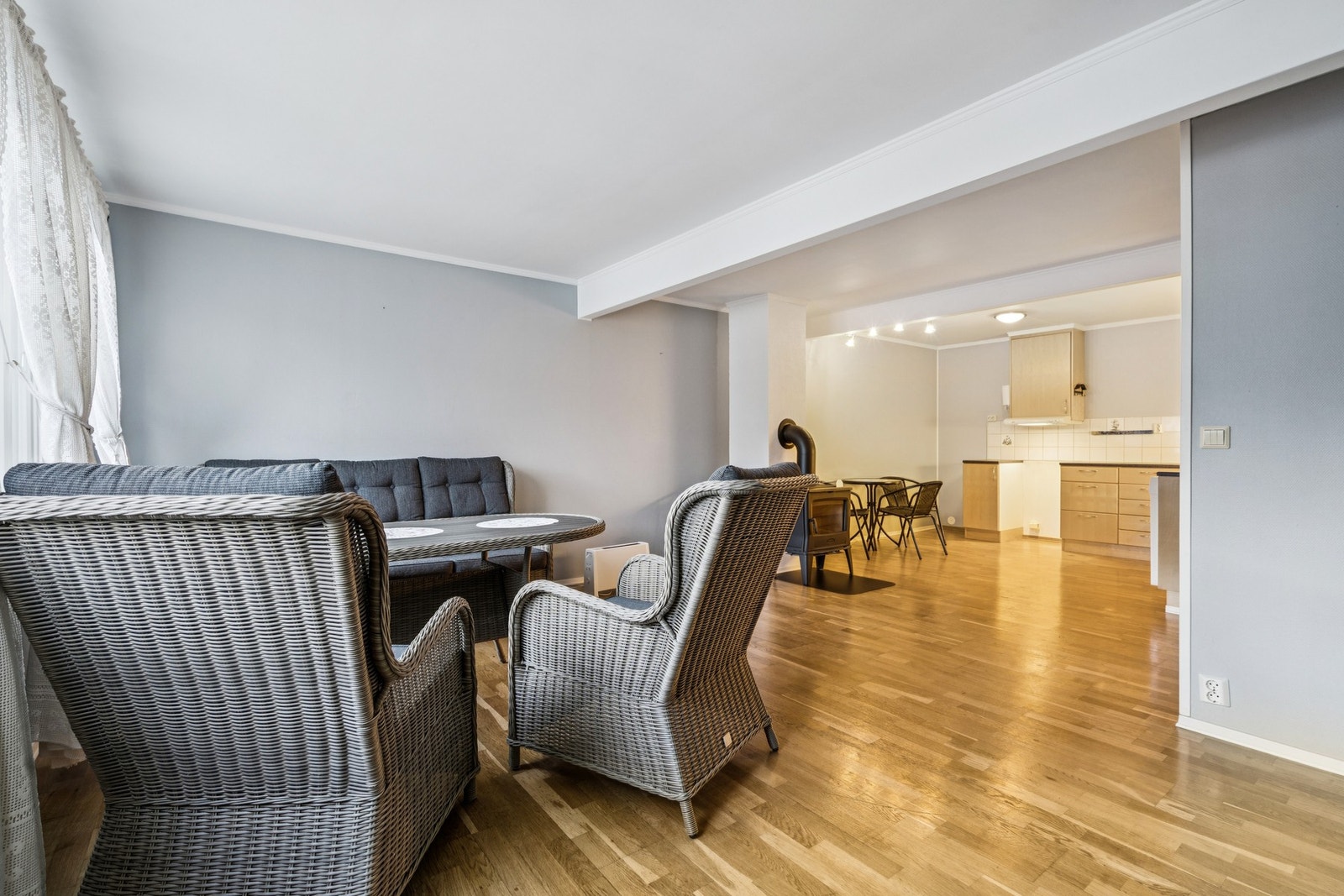 Stue og kjøkken i en åpen og innbydende planløsning Galleribilde