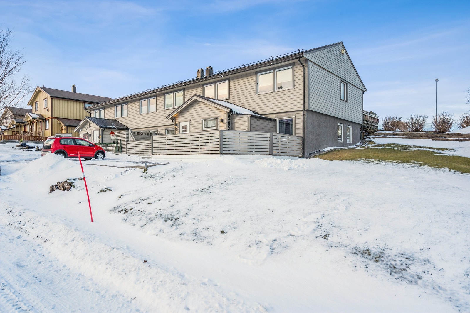 Romslig 4-roms selveierleilighet med parkering- Rolig og familievennlig område Galleribilde