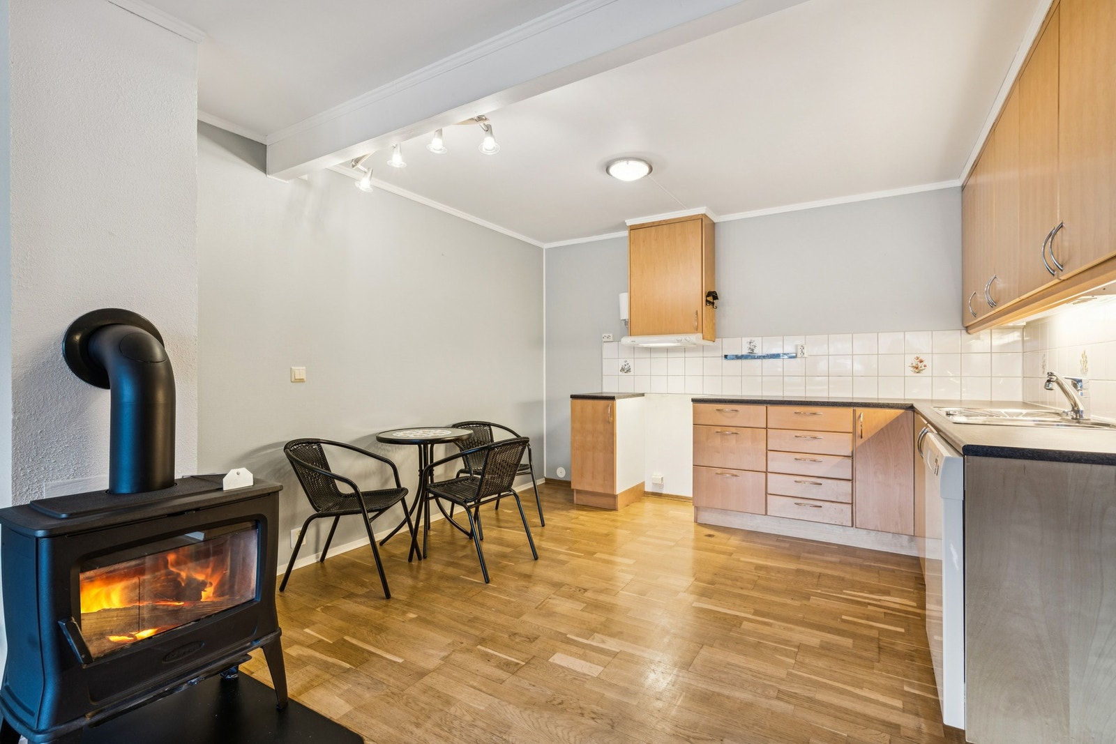 Leiligheten varmes effektivt opp med vedovn- Gir en lun og behagelig temperatur på kjølige dager Galleribilde