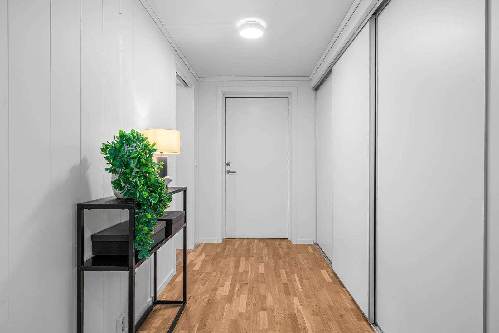 Stor skyvedørsgarderobe i entré Galleribilde