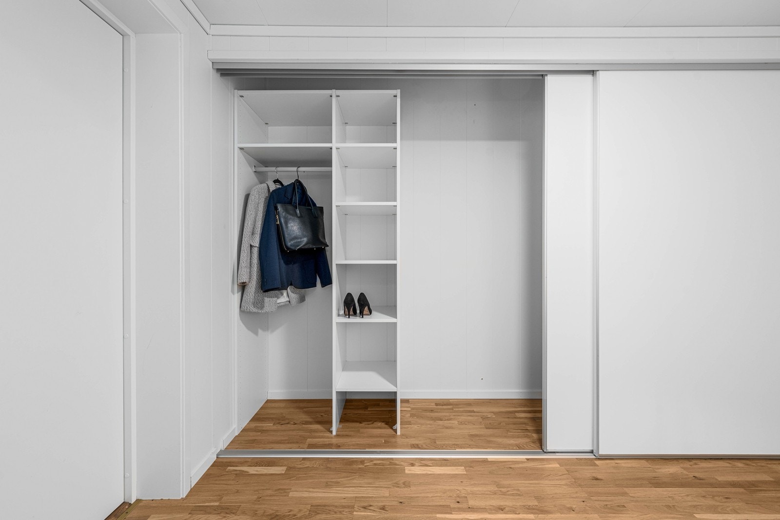 Ta av deg skoene og heng av deg jakken før du tar turen videre i ditt nye hjem. Galleribilde