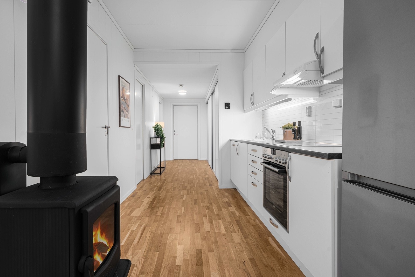 Kjøkkenet har godt med skap- og benkeplass. Galleribilde