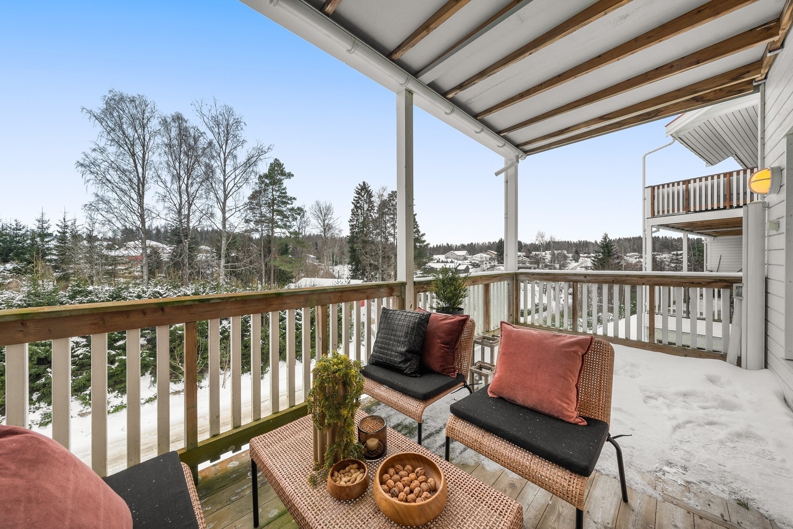 En romslig terrasse på ca. 12 kvm med utgang fra stuen - Blir den naturlige forlengelsen at stuen på sommertid. Galleribilde