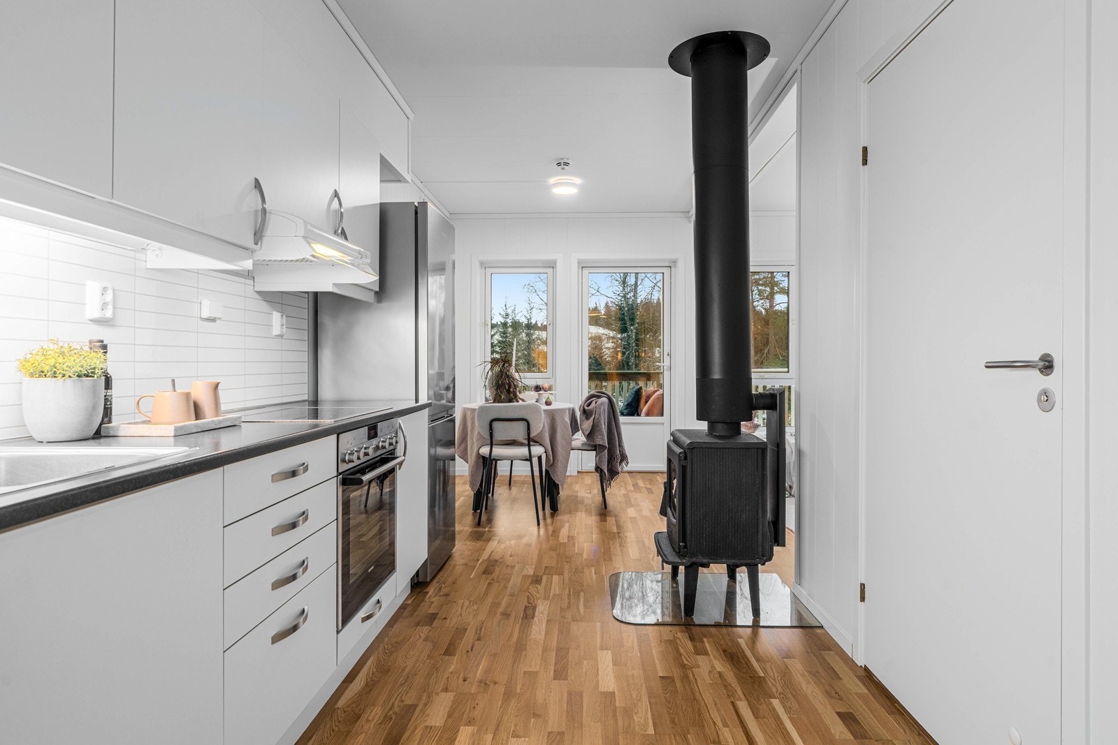 Vedfyring som gir en god tilleggsvarme på kalde og lange vinterdager. Galleribilde