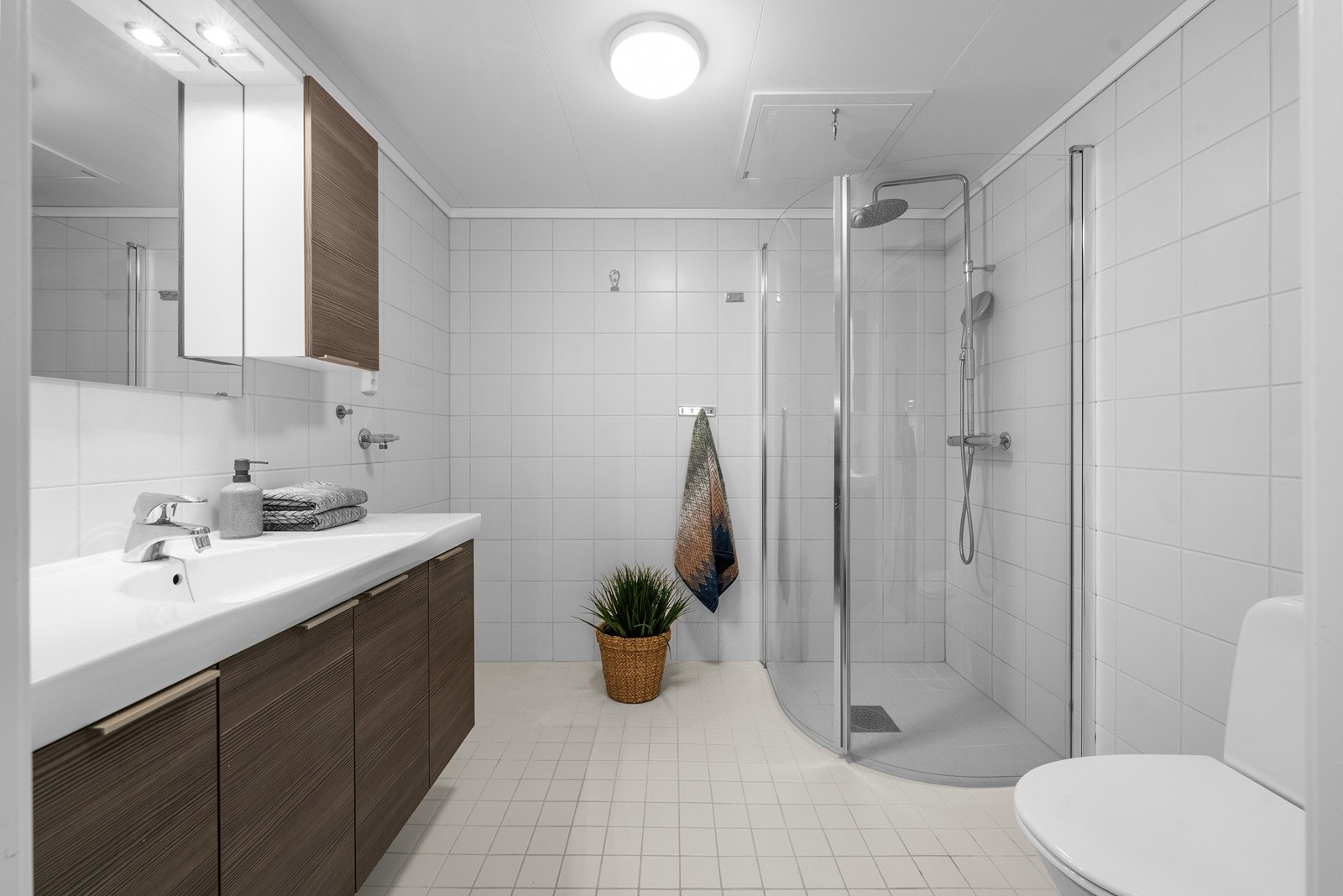 Romslig og flislagt bad med varmekabler i gulv. Galleribilde