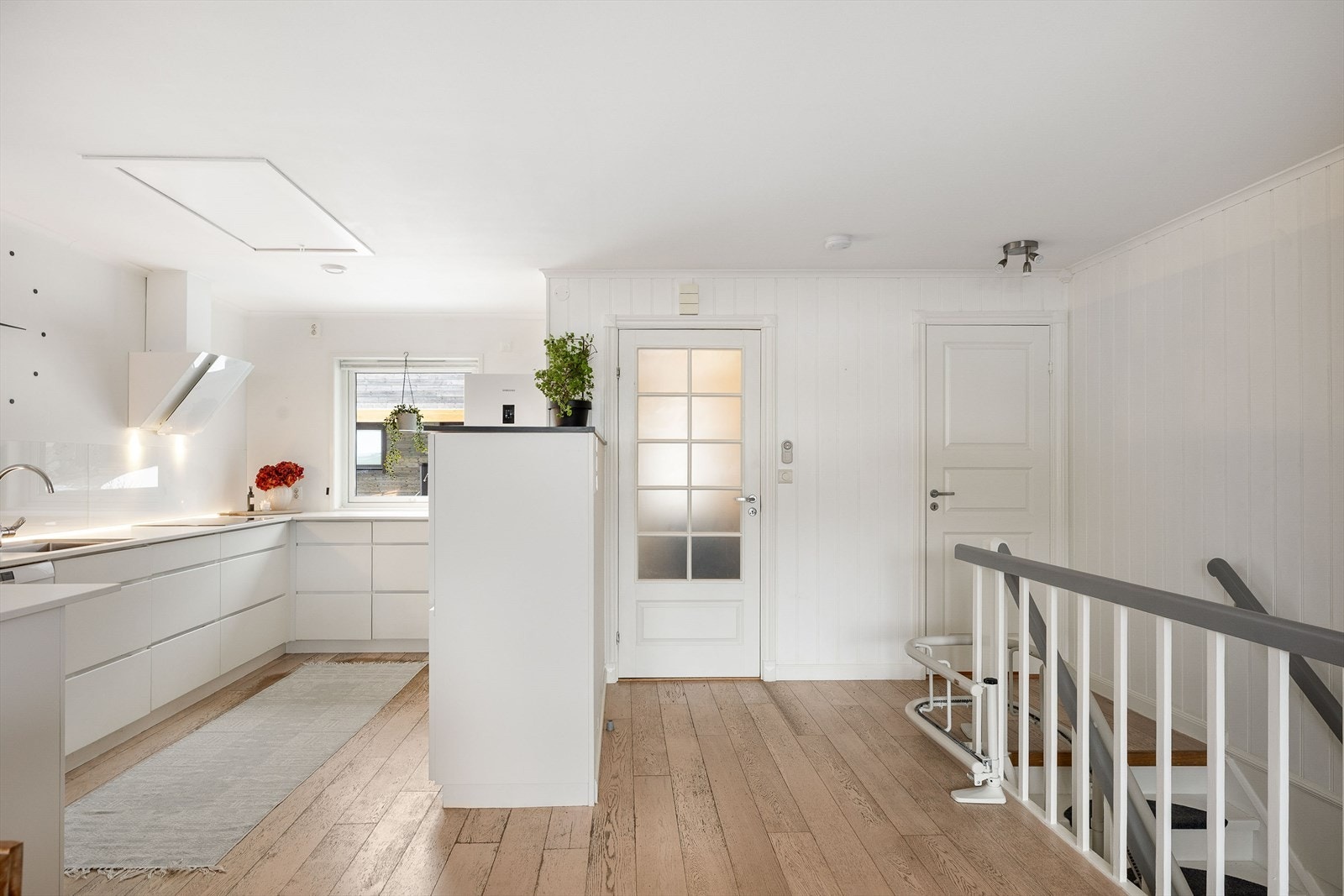 Oppbevaringsmuligheter på loft, loftsluken er over kjøkkenet. Galleribilde