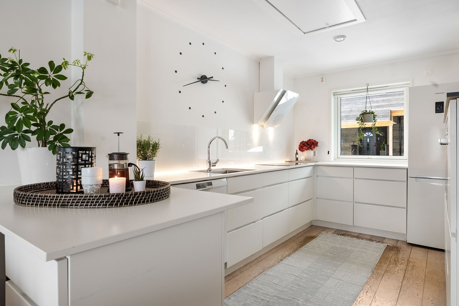 Gode arbeidsflater og mye oppbevaringsplass Galleribilde