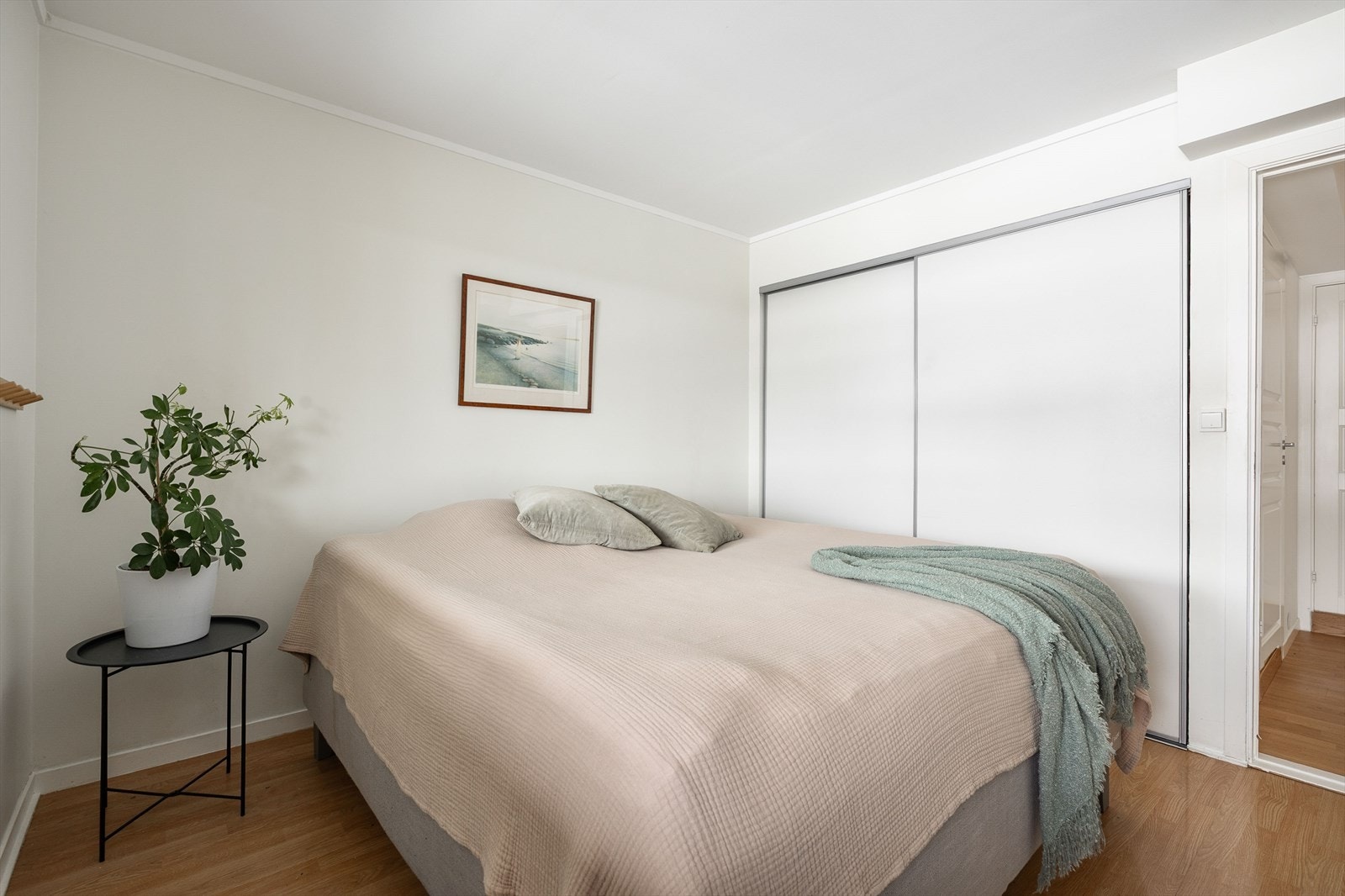 Soverommet har også en romslig garderobeløsning Galleribilde