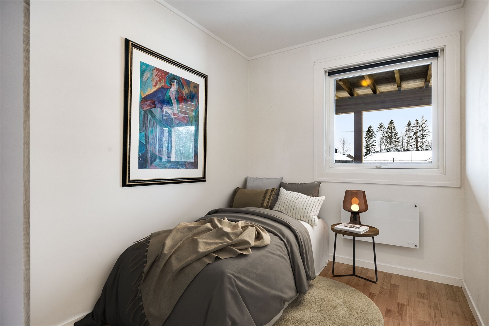 soverom nr. 2 med seng og garderobeskap Galleribilde