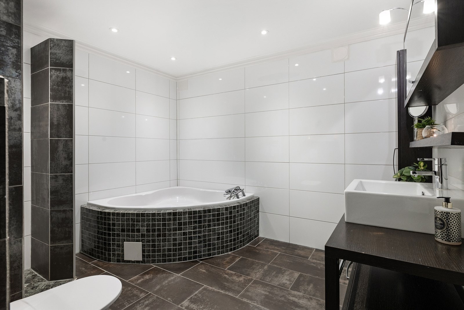 Flislagt bad med varme i gulv Galleribilde