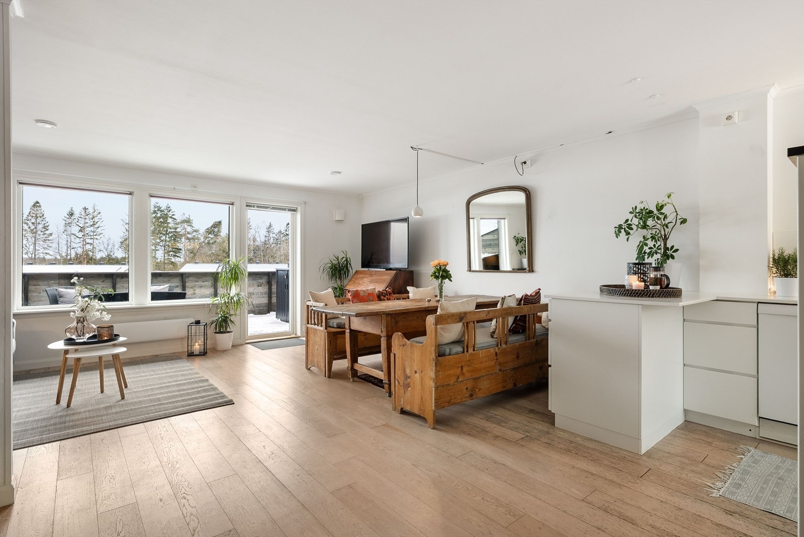 Romslig stue med gode møblerings muligheter Galleribilde