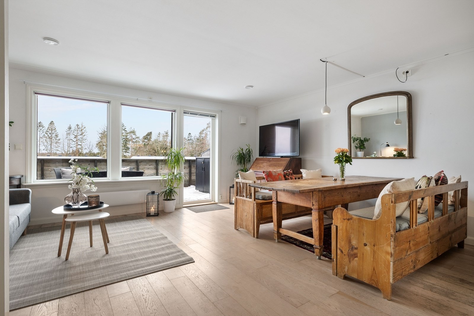 Lys og fin stue som får godt med dagslys inn Galleribilde