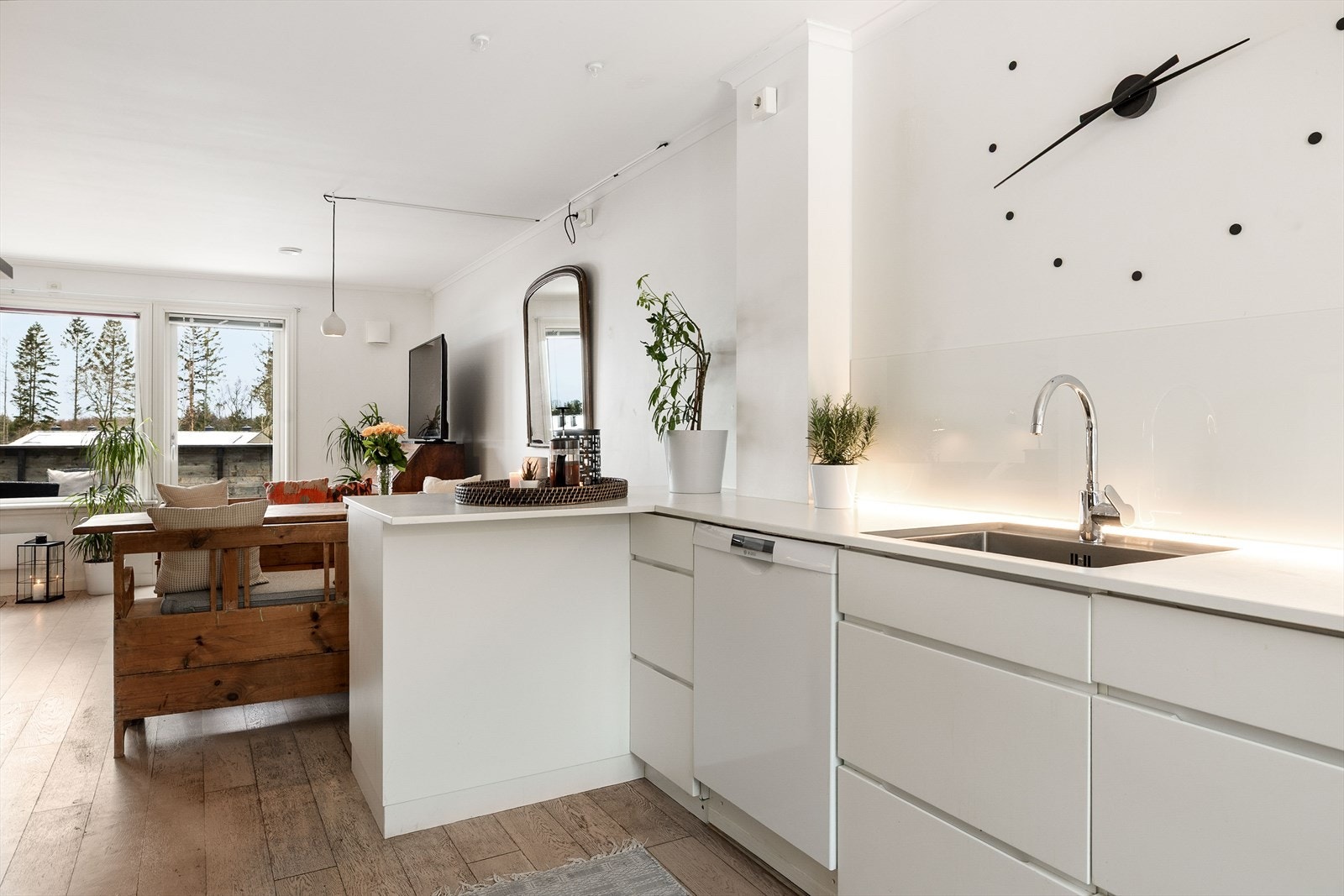 Kjøkkenet er utstyrt med kjøl-/fryseskap, oppvaskmaskin, induksjonstopp, stekeovn, dampovn samt komfyrvakt Galleribilde