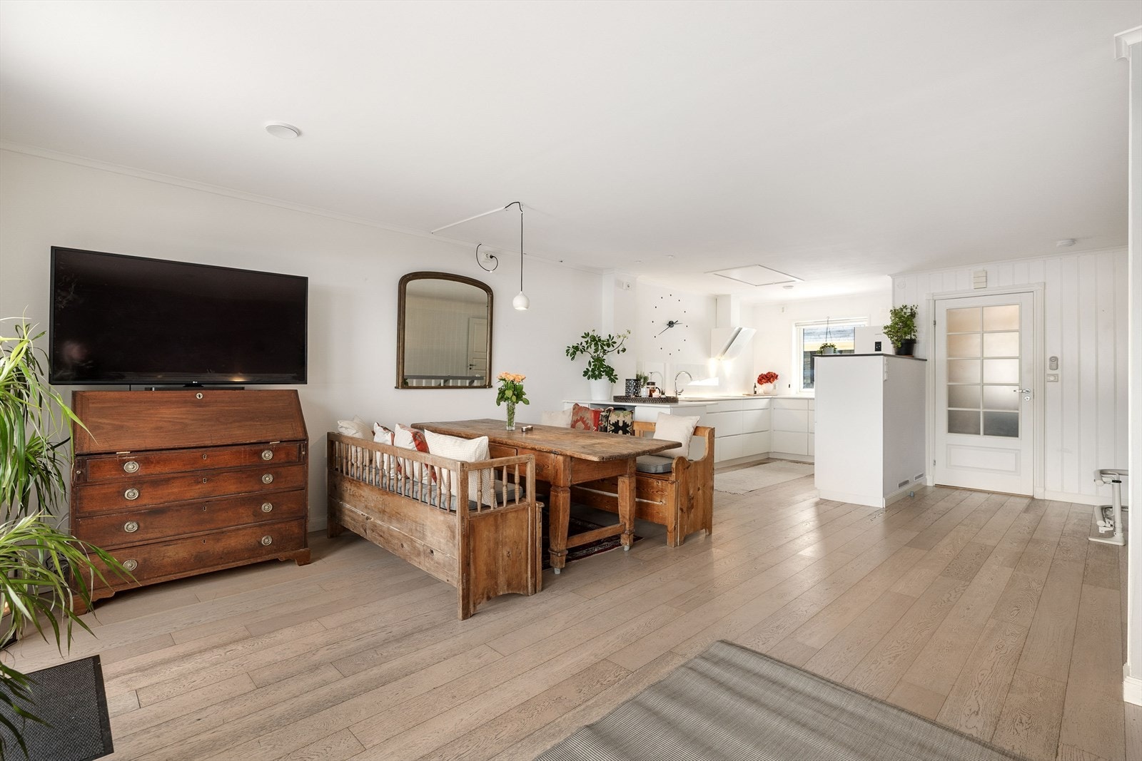 Den åpne stue/kjøkken-løsning gir en flott sosial sone Galleribilde