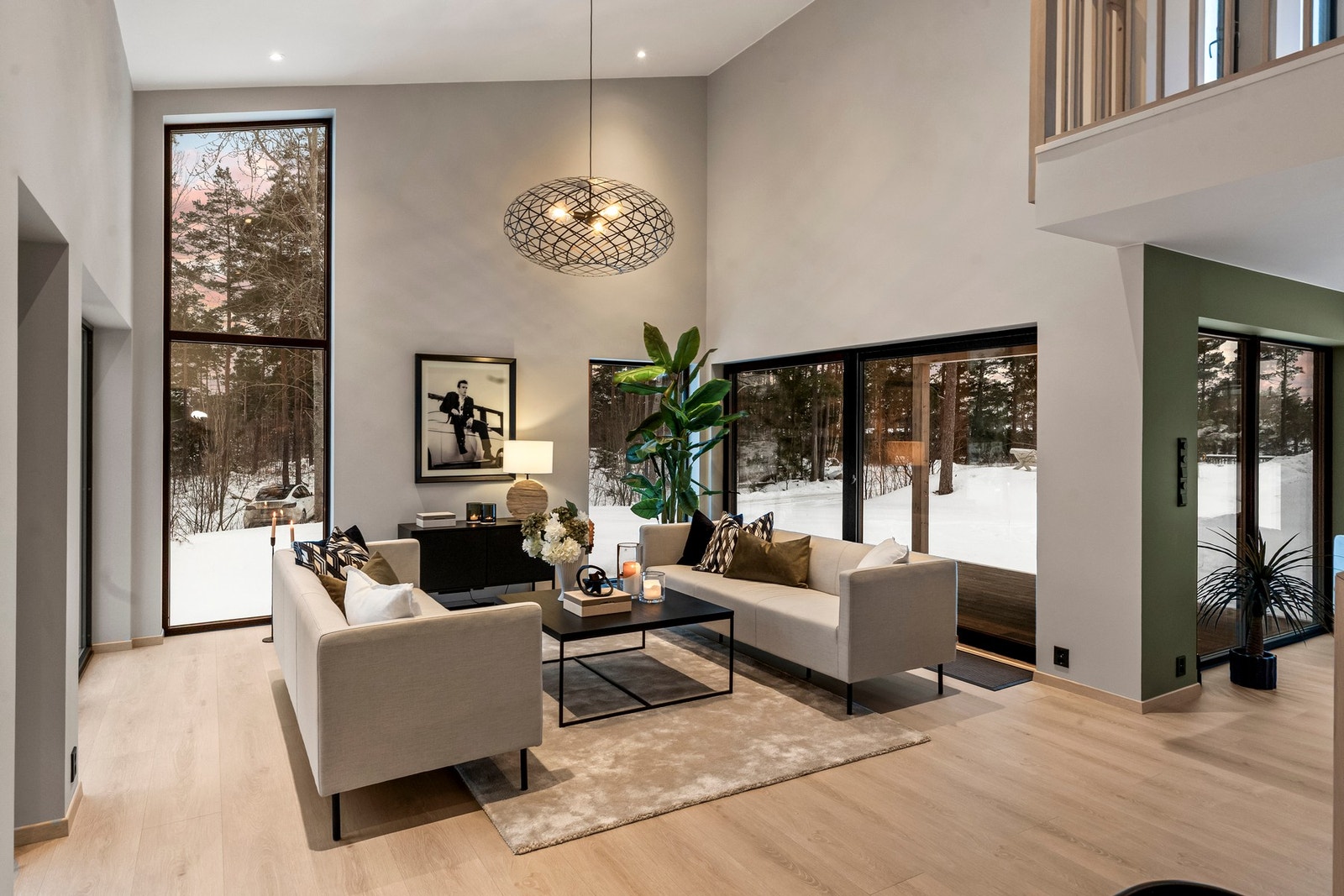 Stuen har imponerende takhøyde på nærmere 5 meter og flere vinduer tilrettelagt for markise/screens. Galleribilde