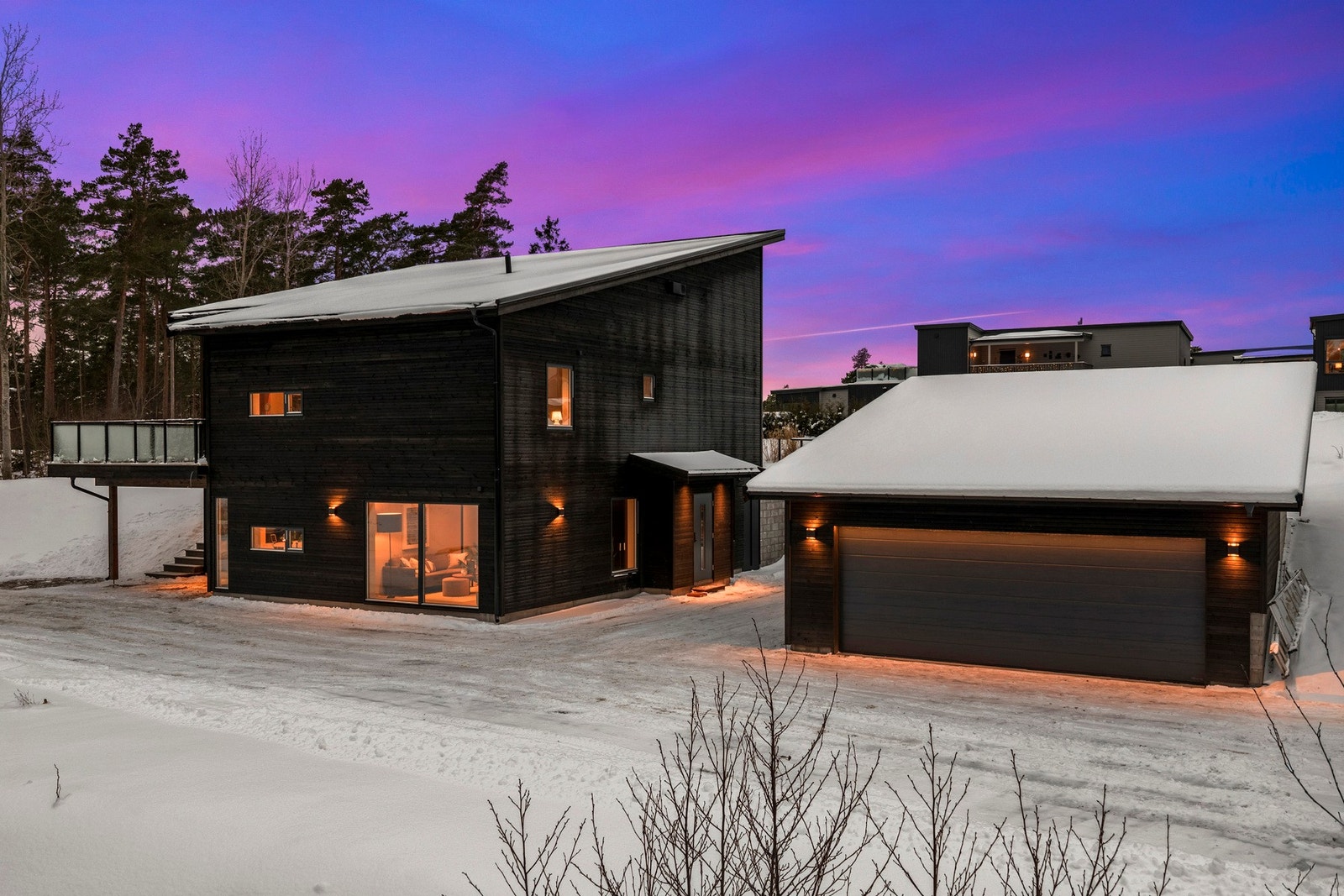 Garasjen har god plass til to biler og har ferdig elbillader og egen strømforsyning. Også tilkoblet appsystem for enkel kontroll. Galleribilde